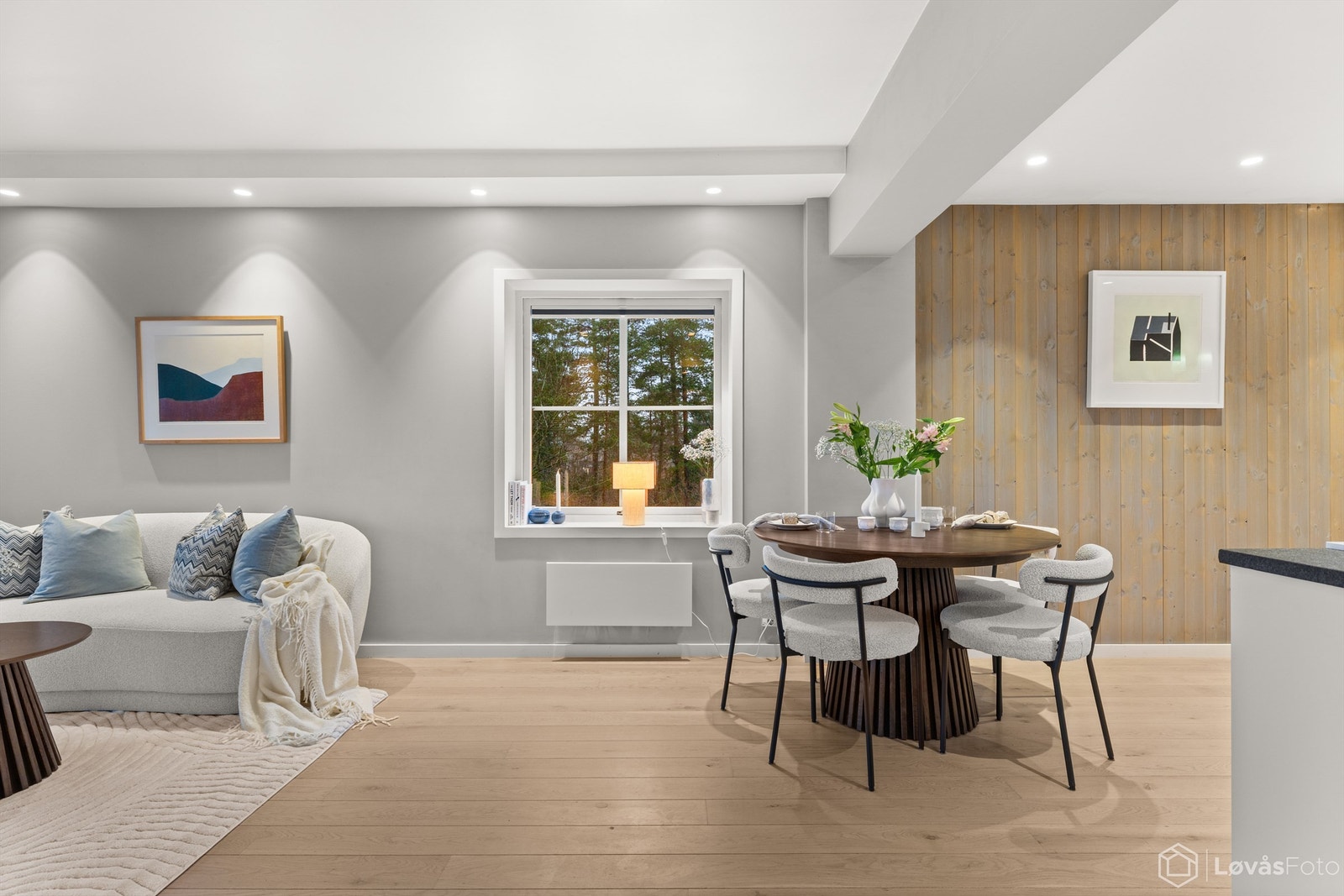 Endeleilighet med vindusflater mot tre himmelretninger gjør leiligheten særdeles lys. Galleribilde