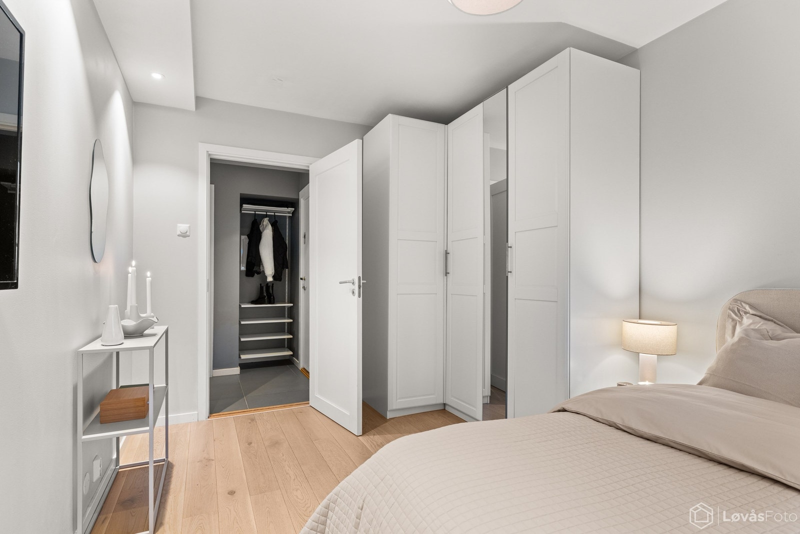 På hovedsoverommet er det meget god garderobeplass. (Soverom 1) Galleribilde