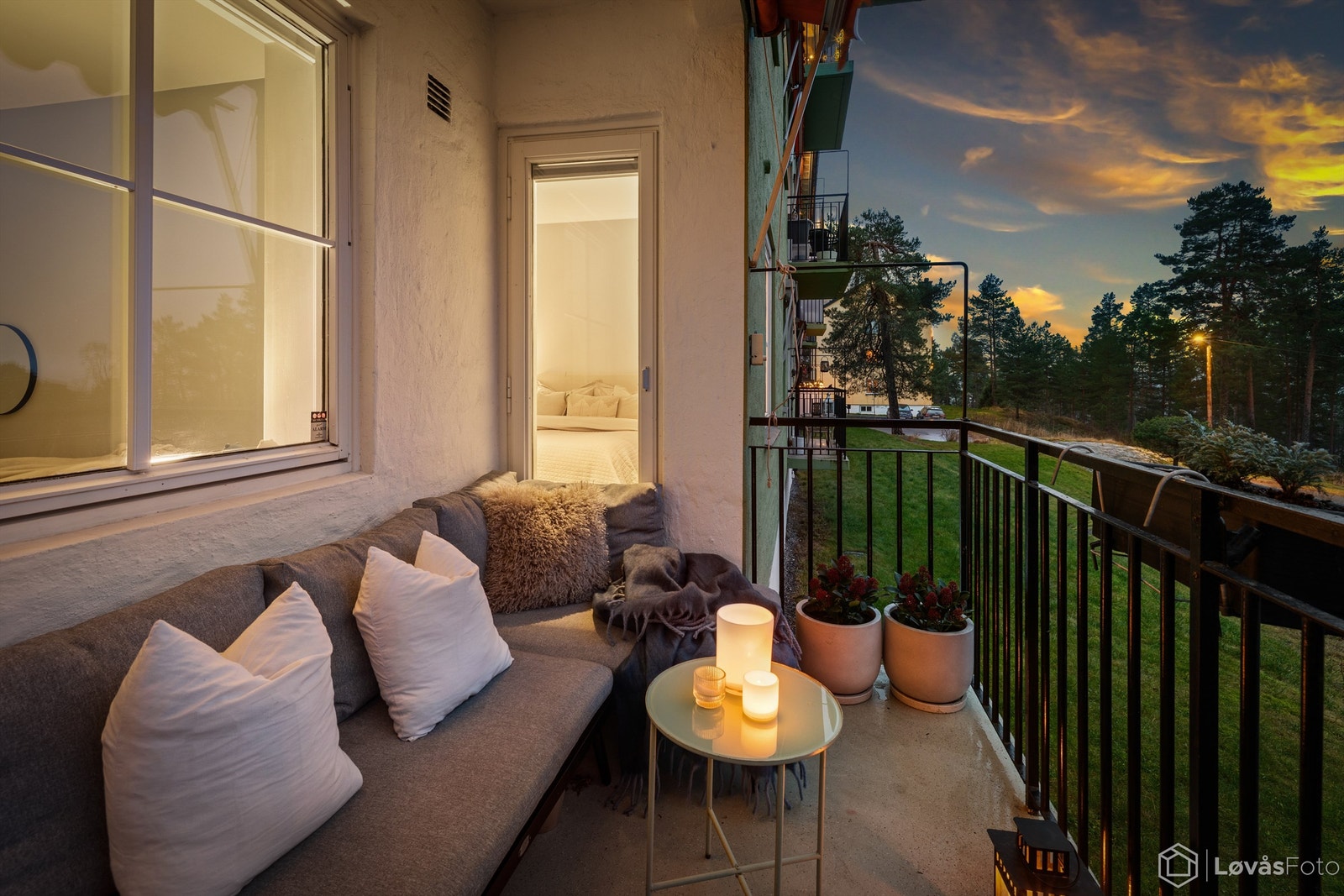 Kveldsstemning på den usjenerte balkongen. Galleribilde