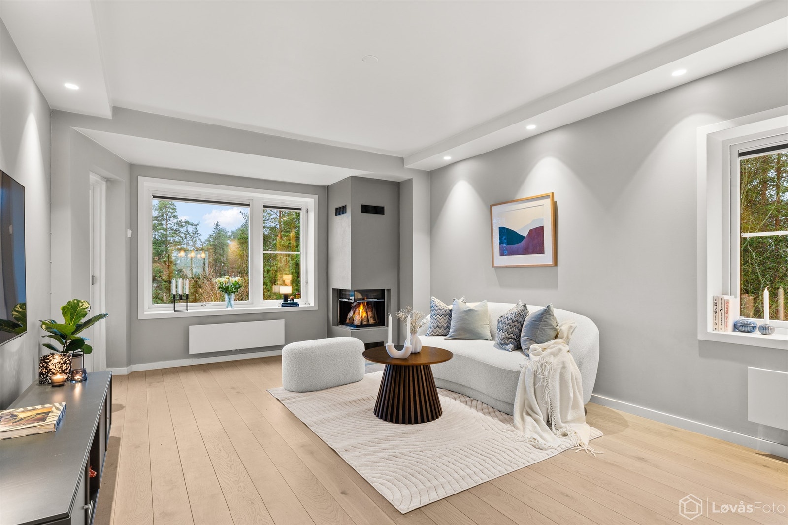 Lekker peisovn i kombinasjon med 1 stavs parkett og kistetak med downlights - et moderne og tidløst utrykk. Galleribilde