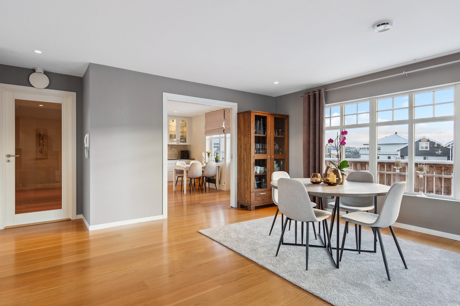 Stue 2. etasje sett mot kjøkken Galleribilde