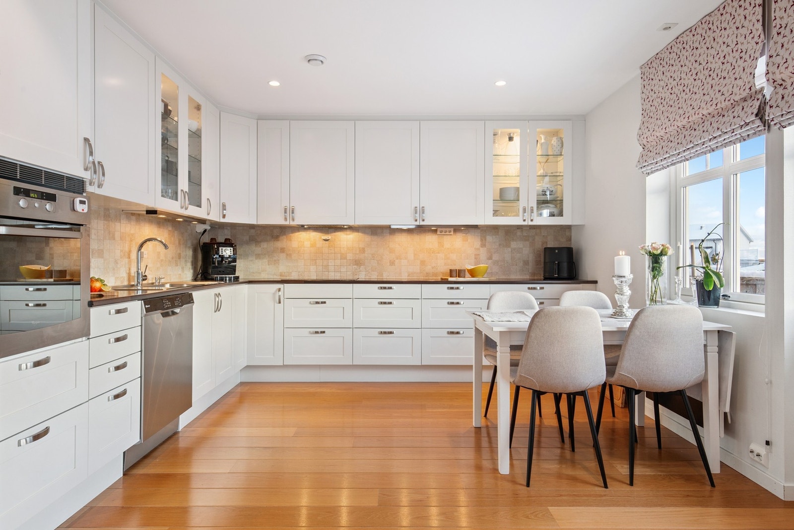 God plass til spisebord på kjøkkenet Galleribilde