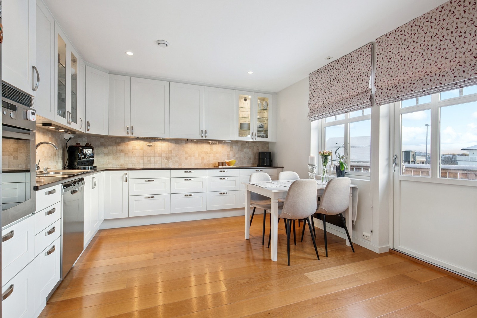 Kjøkken har også utgang til den romslige verandaen Galleribilde