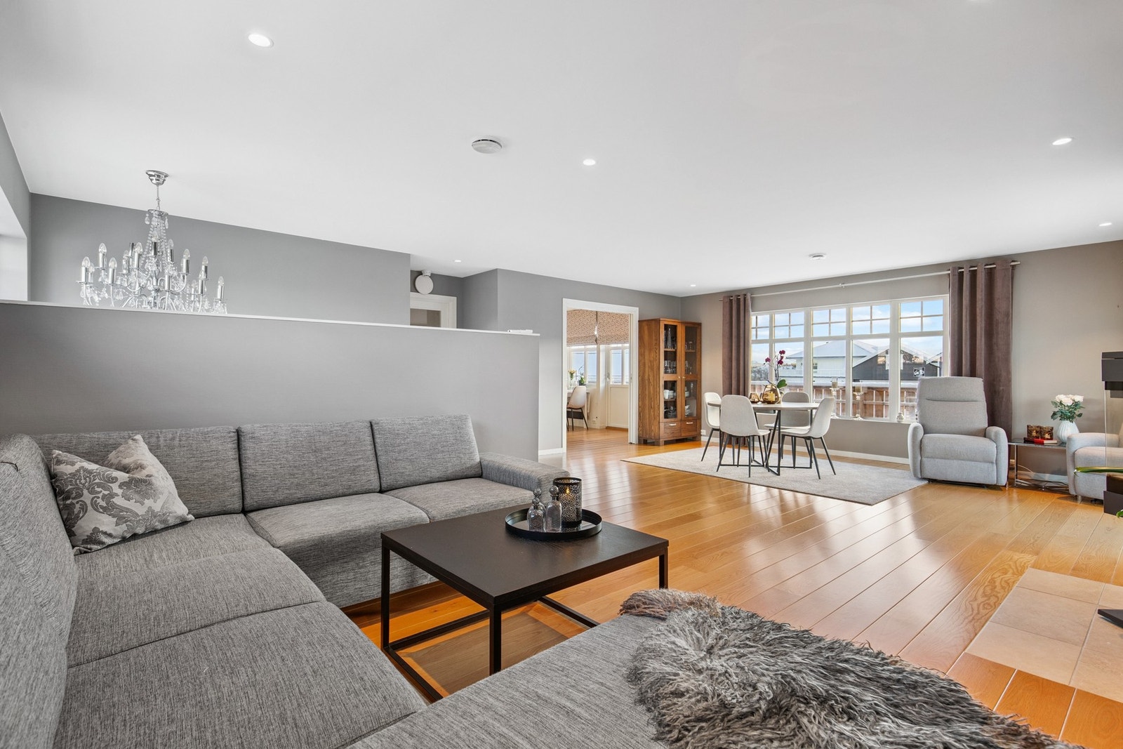 Stue 2. etasje holder god størrelse Galleribilde