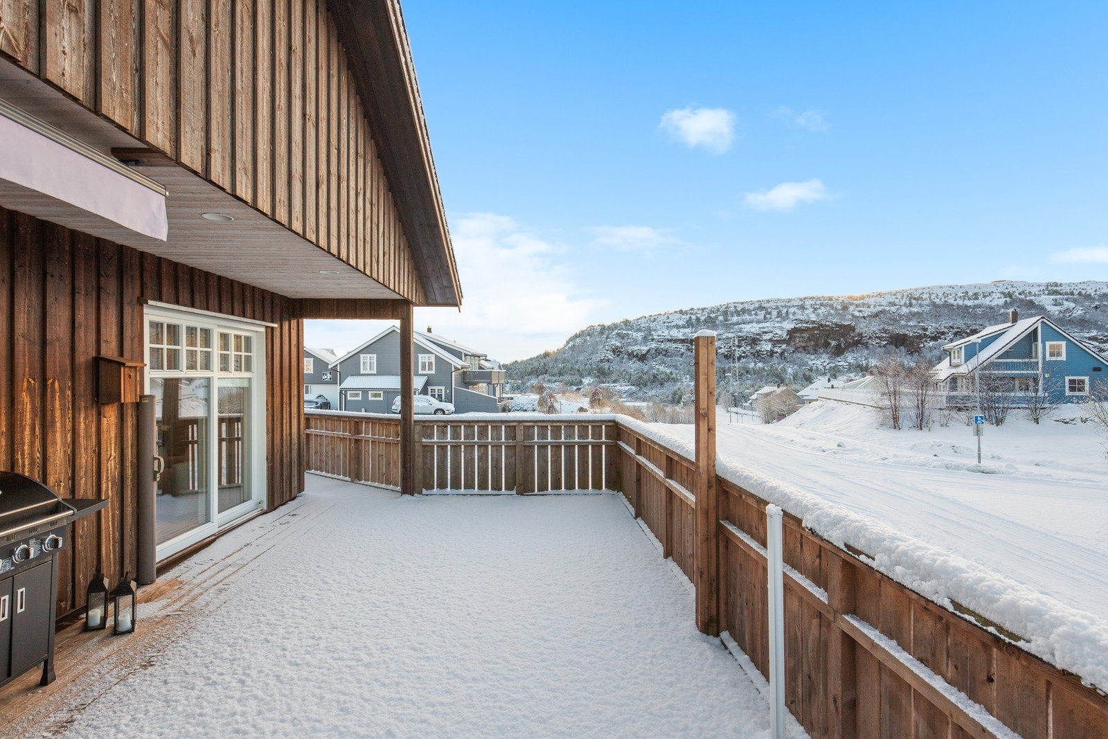 Fra soverom, kjøkken og stue i 2. etasje er det utgang til veranda som strekker seg rundt boligen fra sydøst mot vest Galleribilde