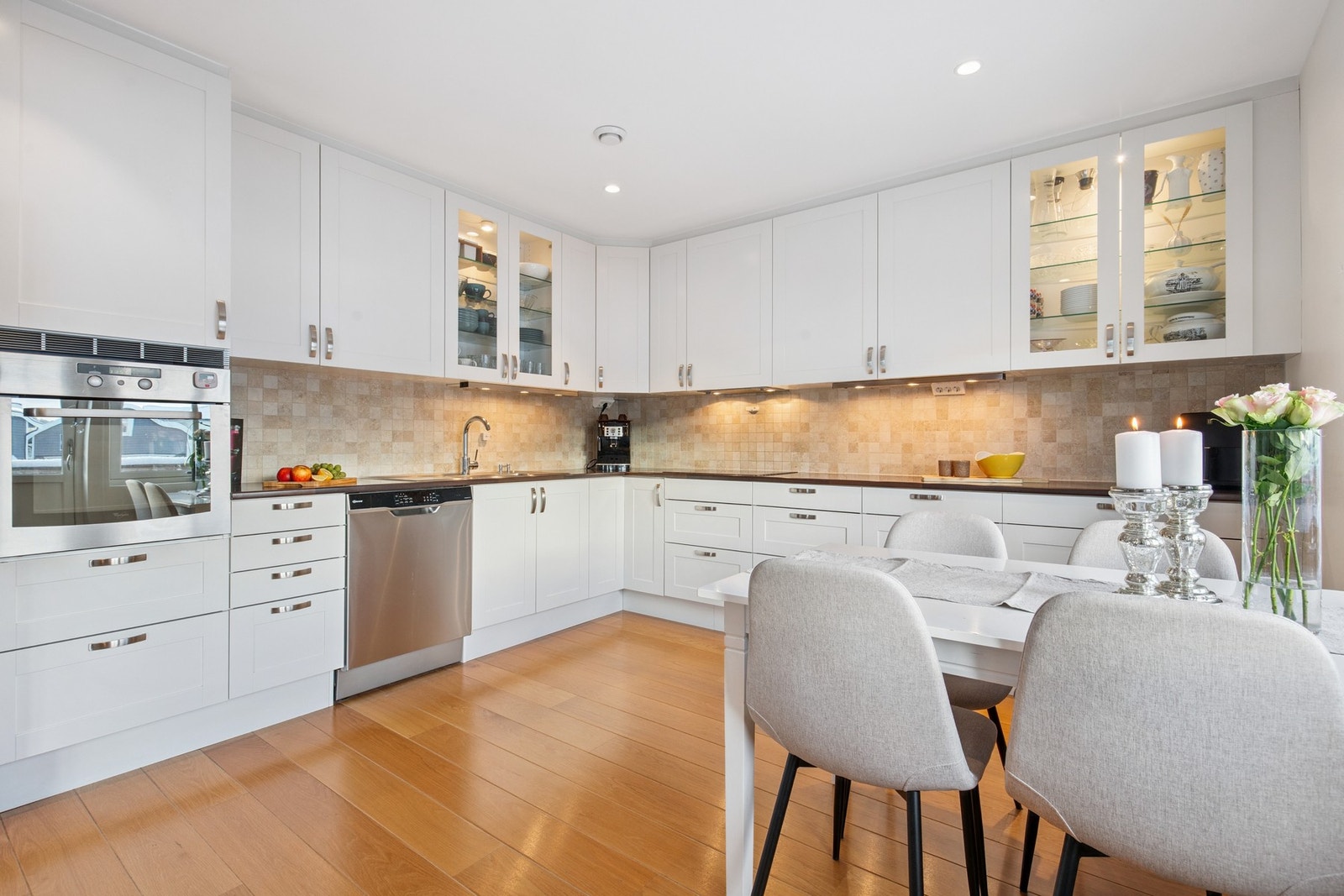 Kjøkken har godt med oppbevaringsplass i innredning Galleribilde