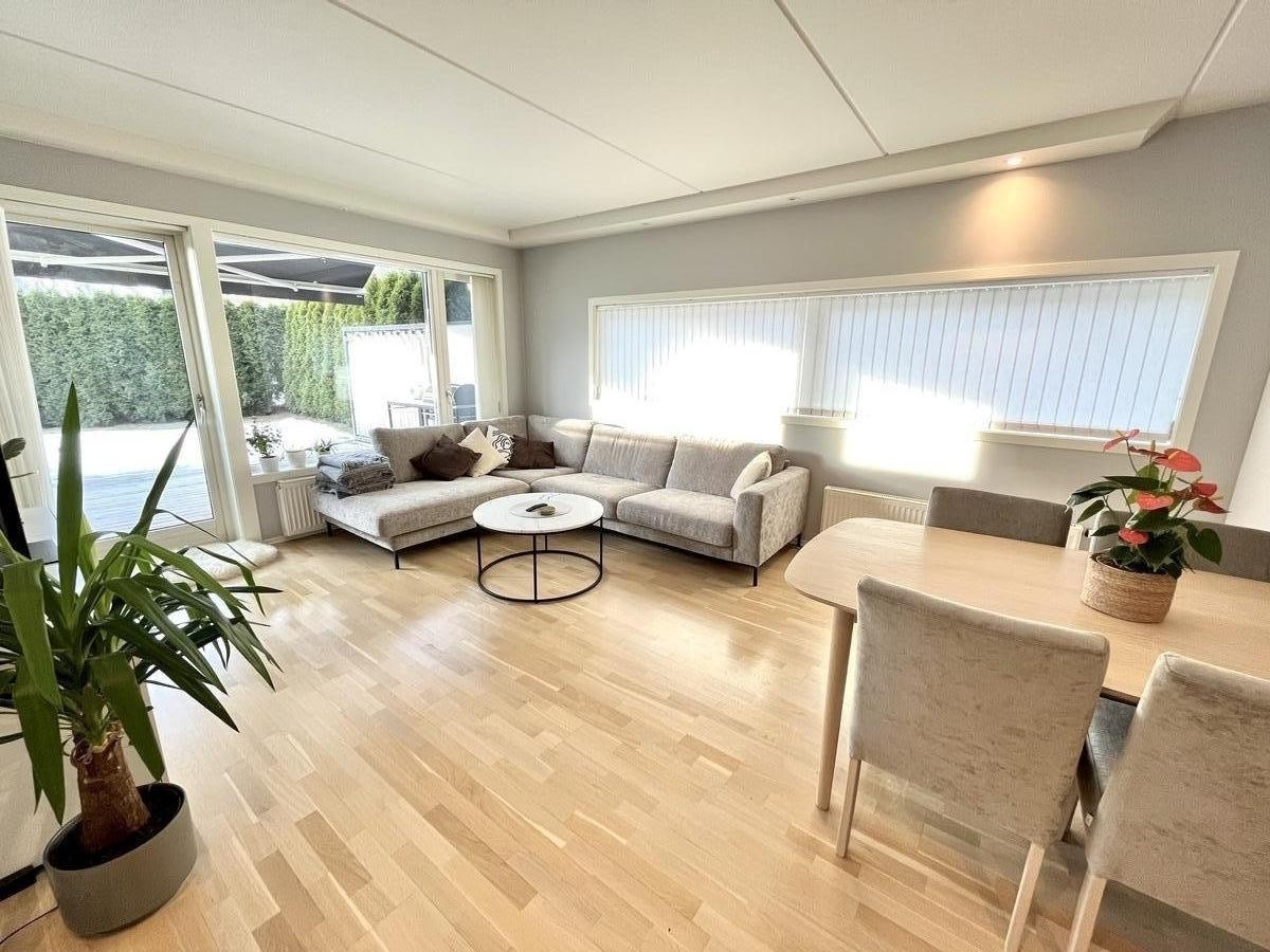 Living room has Garden view Galleribilde