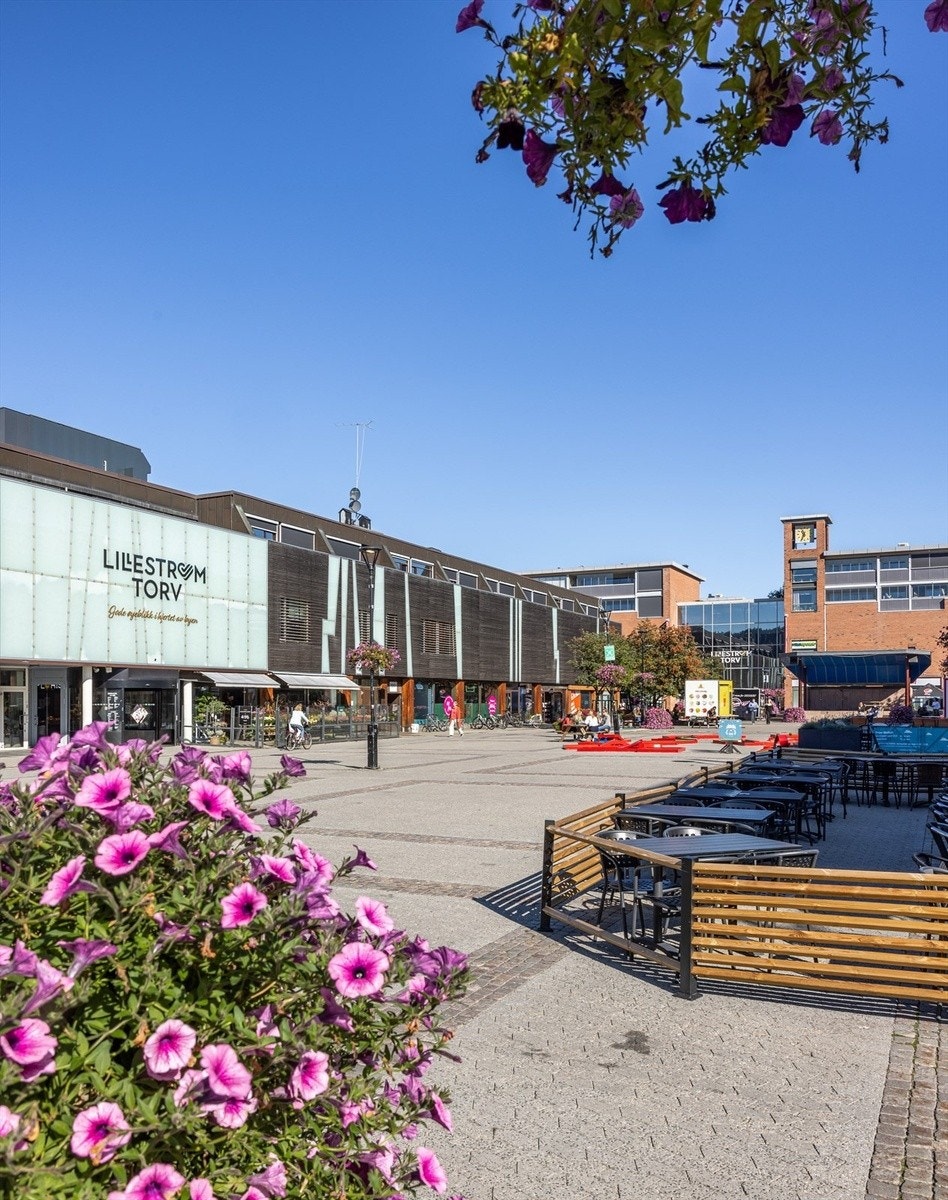 1.5 km til Lillestrøm sentrum hvor du finner Lillestrøm torv og tilhørende handlegate Galleribilde