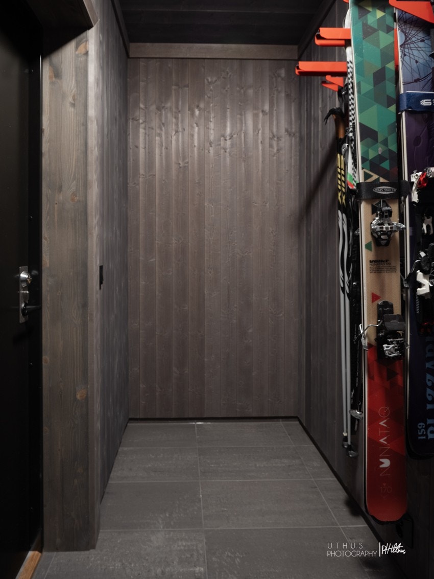 Smart bod rett utenfor inngangsdøren med plass til alt av skiutstyr Galleribilde