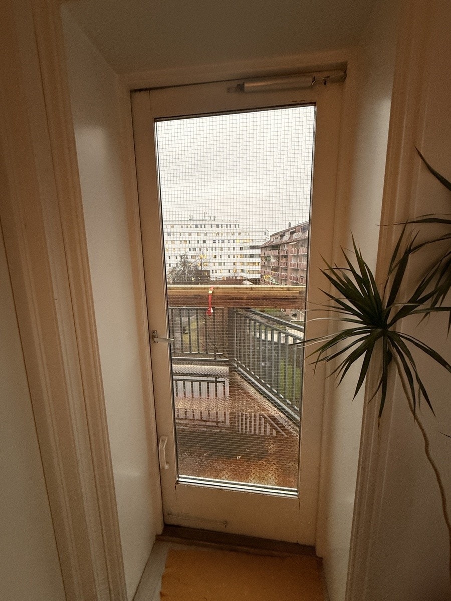 Balkongdør ut mot balkong og bakgård Galleribilde