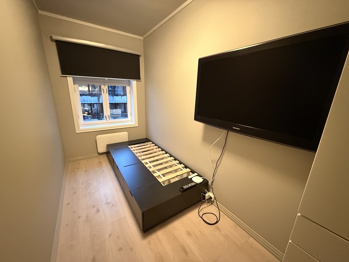 Rommet kommer med vegghengt TV, garderobeskap og sengeramme Galleribilde