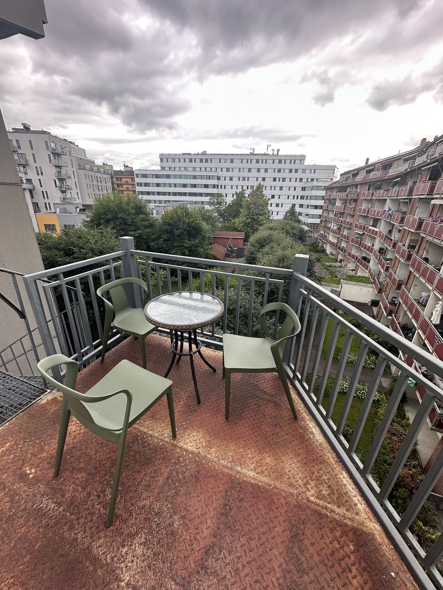 Balkong mot hyggelig bakgård Galleribilde