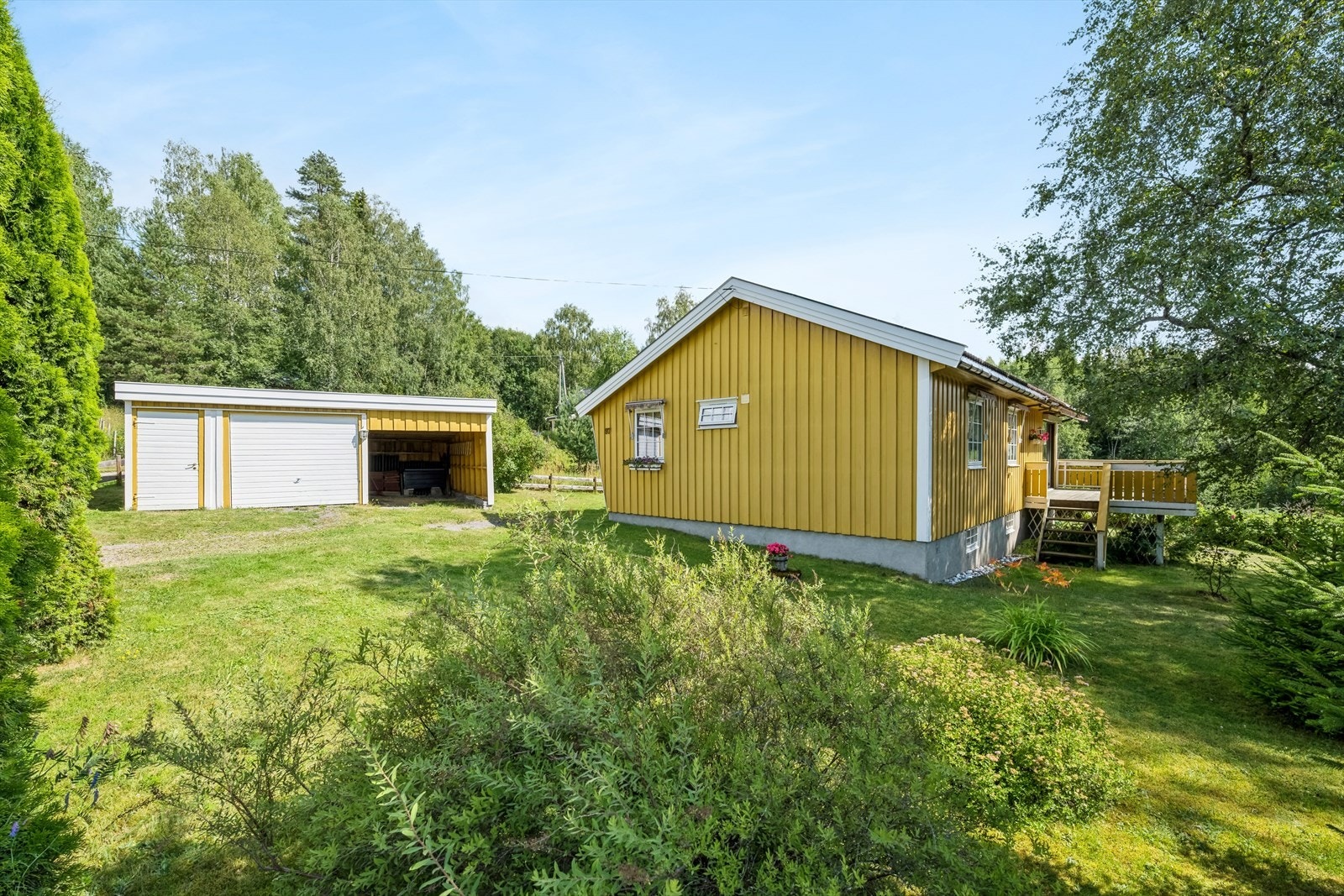 Garasje med carport og bod Galleribilde
