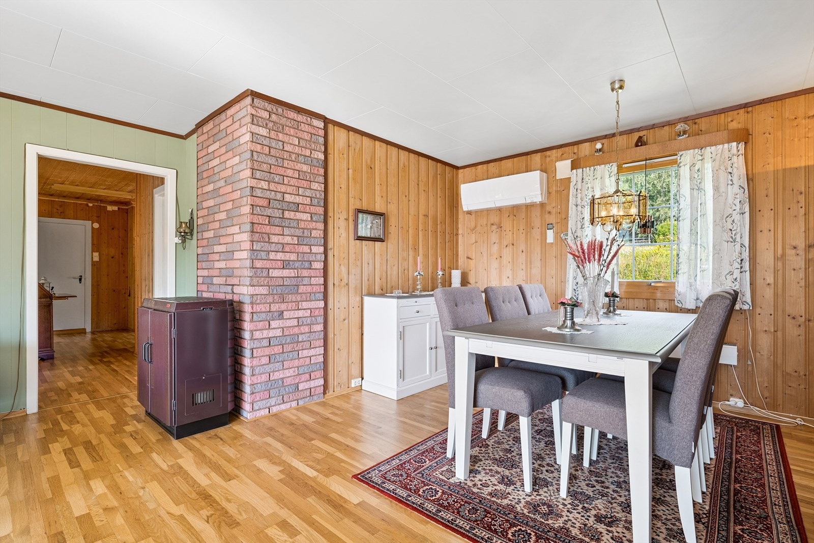 Stue med god plass til spisestue. Montert varmepumpe i stue i 2020 Galleribilde