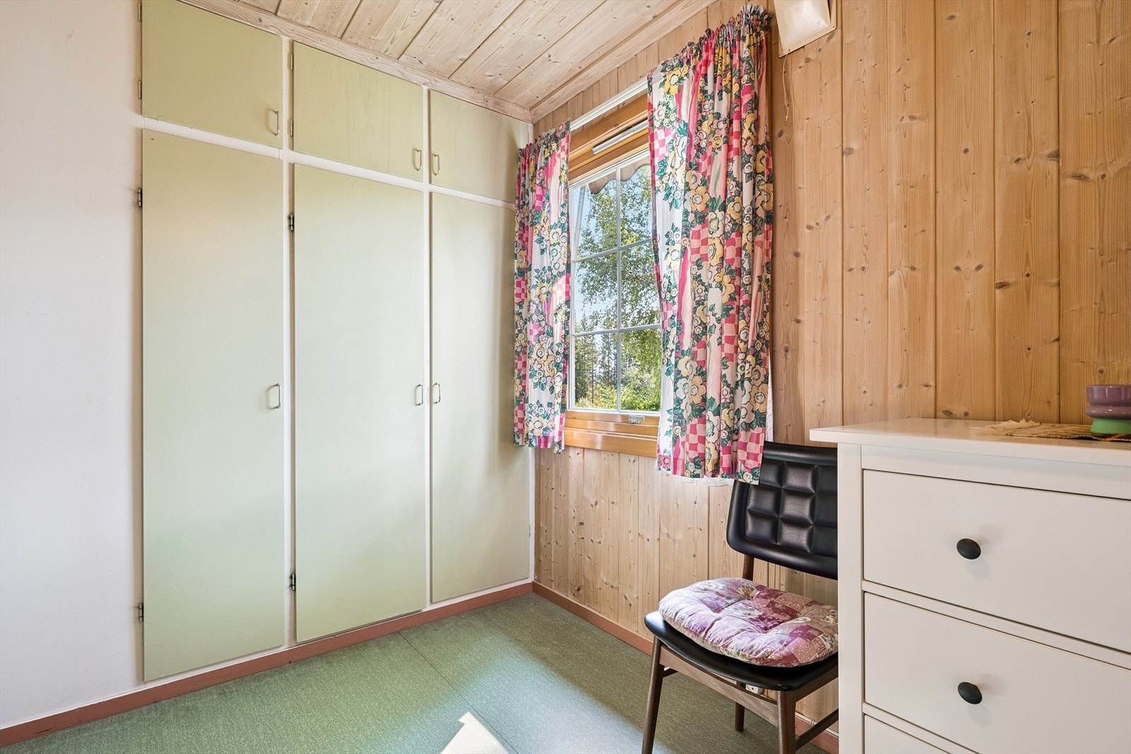 Soverom I med plassbygd skap Galleribilde