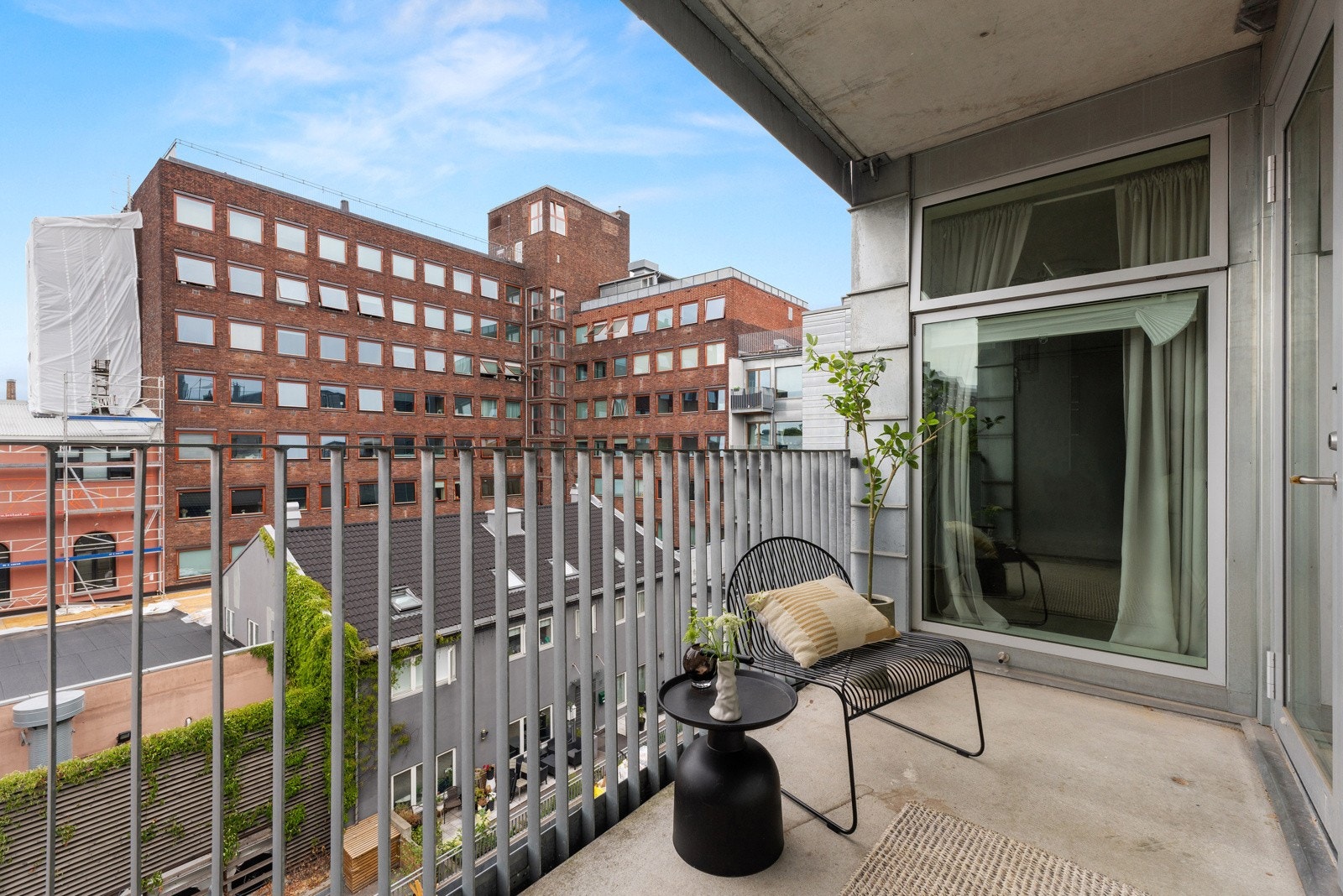 Ved inngangspartiet er det en hyggelig svalgang på ca. 6m². Her er det god plass til en sittegruppe. Galleribilde