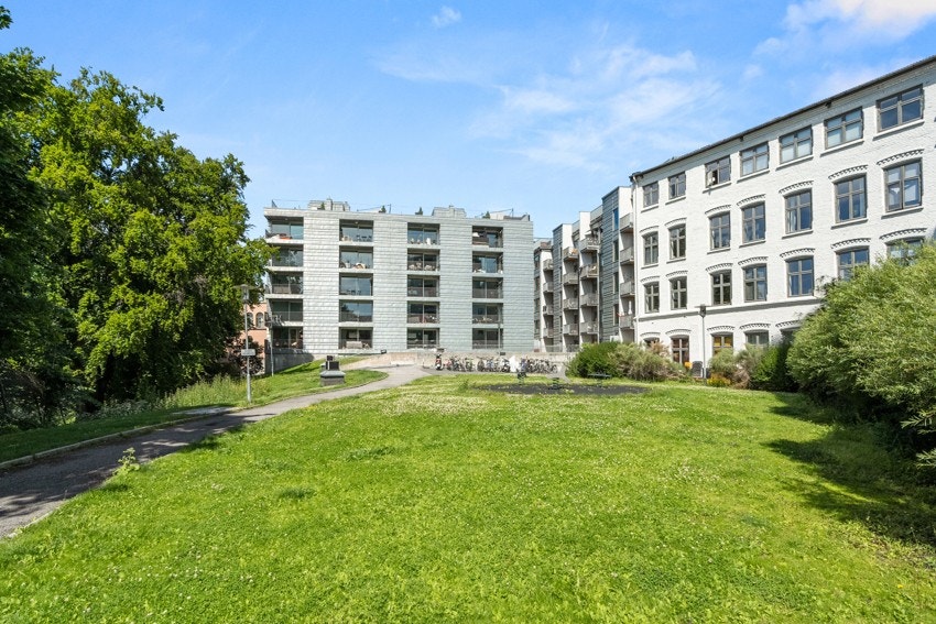 Felles bakgård. Galleribilde