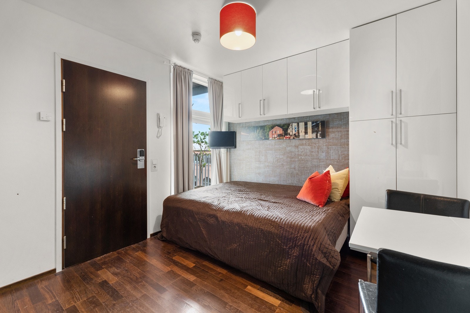 Rommet er innredet med garderobeskap og overskap. Galleribilde