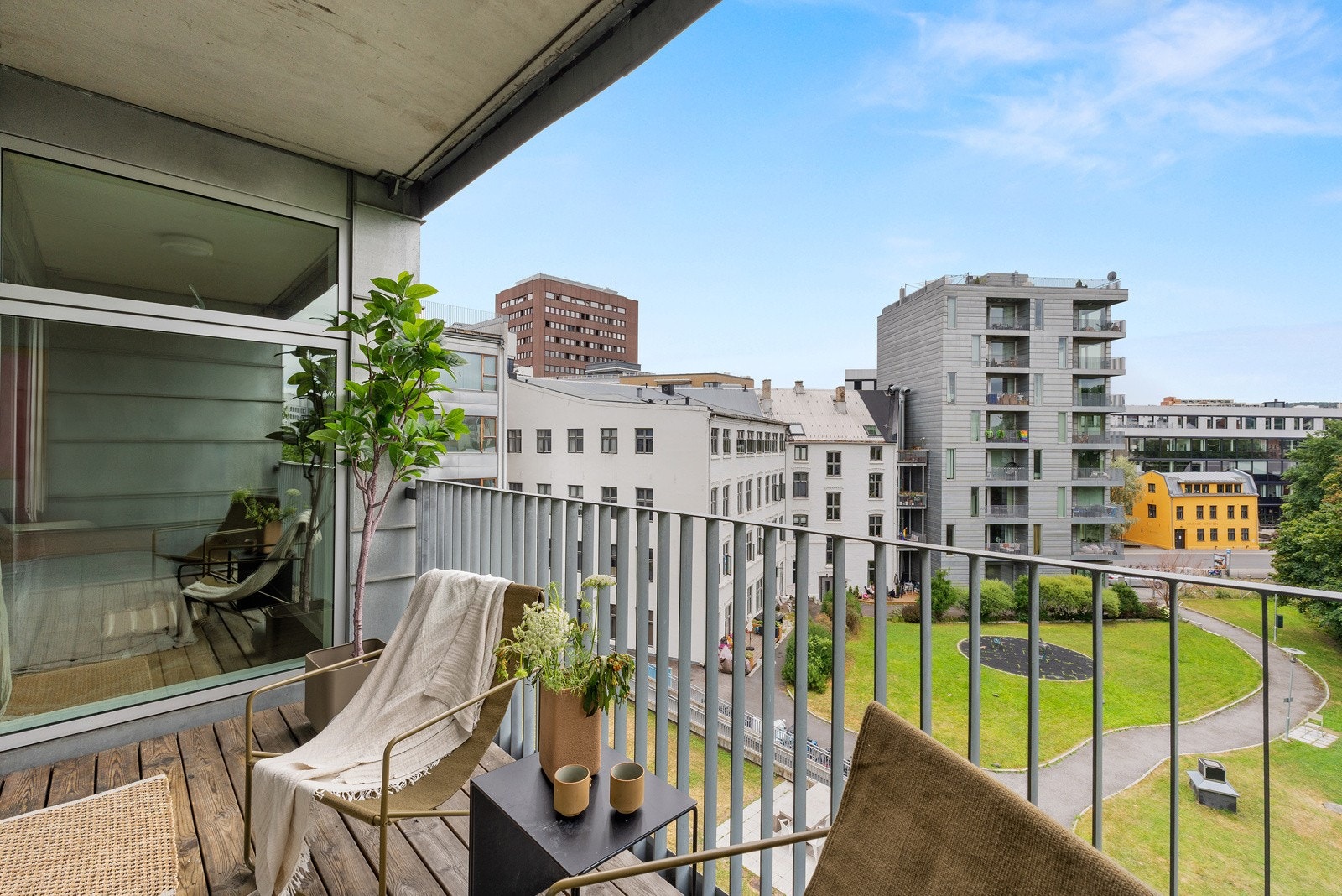 Balkongen er på ca. 6m², og har plass til sittegruppe, grill, beplantning eller lignende. Det er montert stikkontakt og lys. Galleribilde