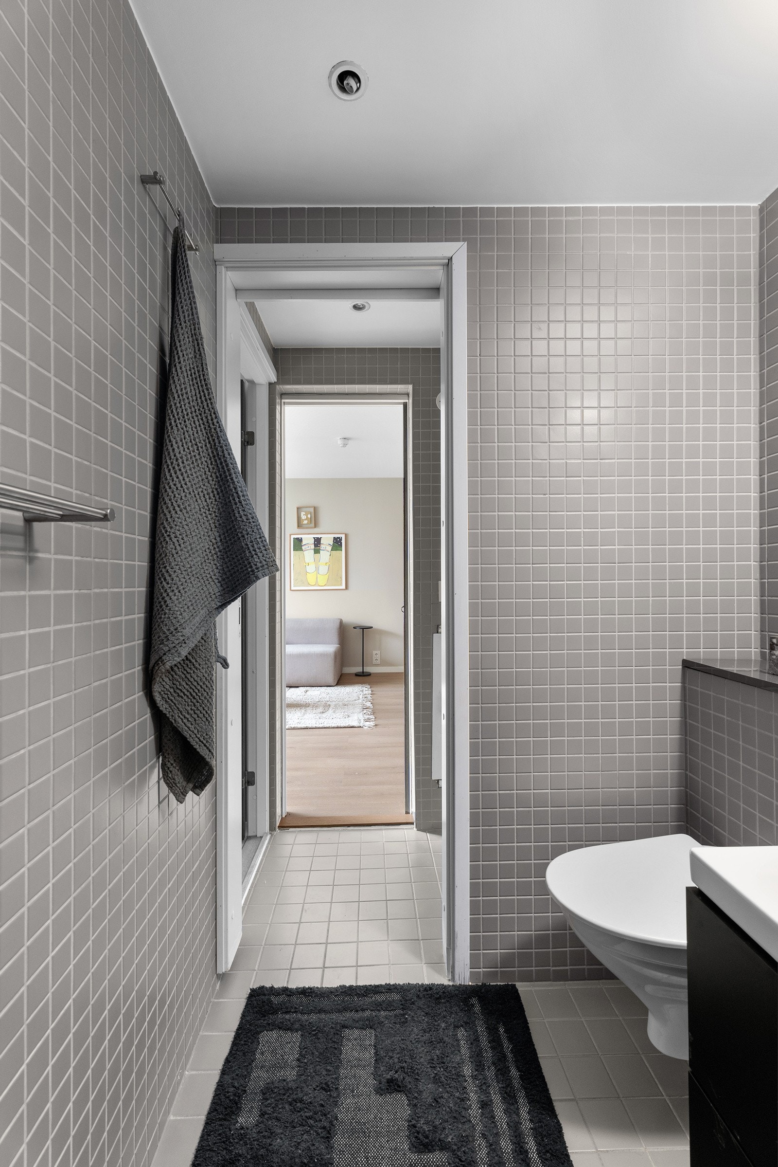 Innredet med servant, overskap med speil, dusjhjørne og vegghengt toalett. Galleribilde