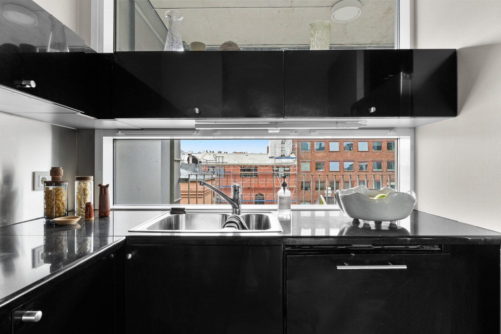 Kjøkkenet er utstyrt med kjøl/frys, oppvaskmaskin og komfyr. Galleribilde