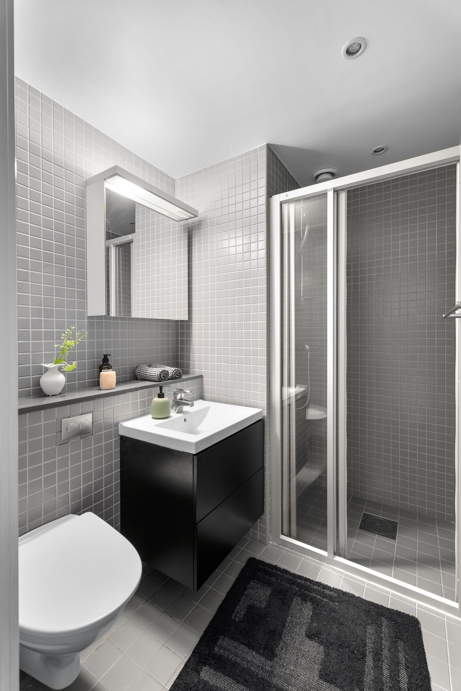 Lyst, flislagt baderom med gulvvarme og downlights. Galleribilde