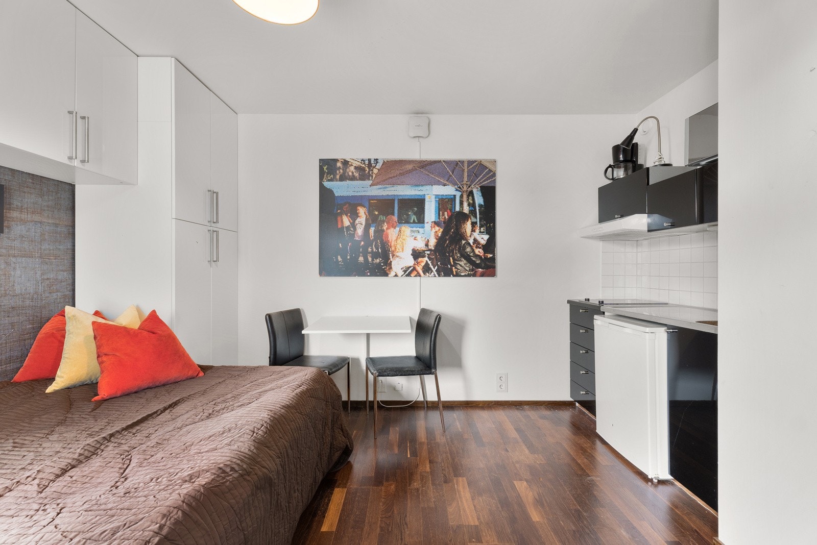 Velkommen inn til hybeldelen. 1-roms på ca. 15 m². Galleribilde