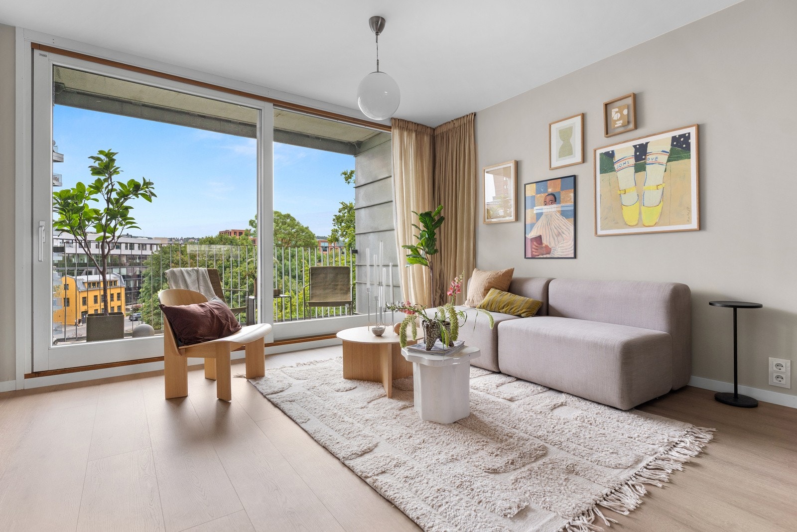 Vindusflatene strekker seg fra gulv til himling, og gir en lys og luftig romfølelse. Galleribilde