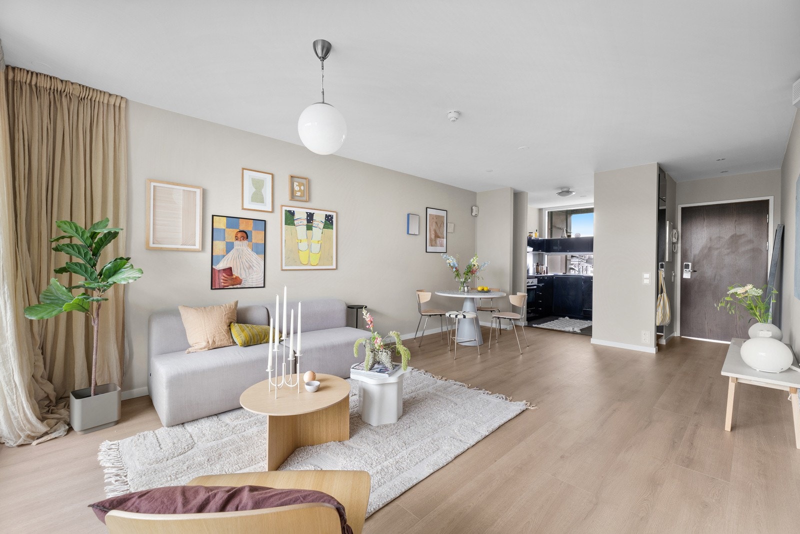 Her er det gode møbleringsmuligheter, med plass til sofagruppe med tilhørende møblement, tv-seksjon og spisebord. Galleribilde