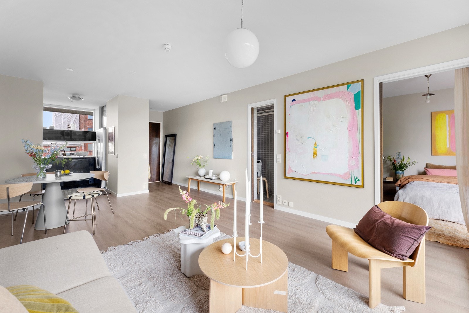 Leiligheten er vel gjennomført ny laminat i stue og soverom og overflater er malt i 2025 i hovedseksjonen. Galleribilde