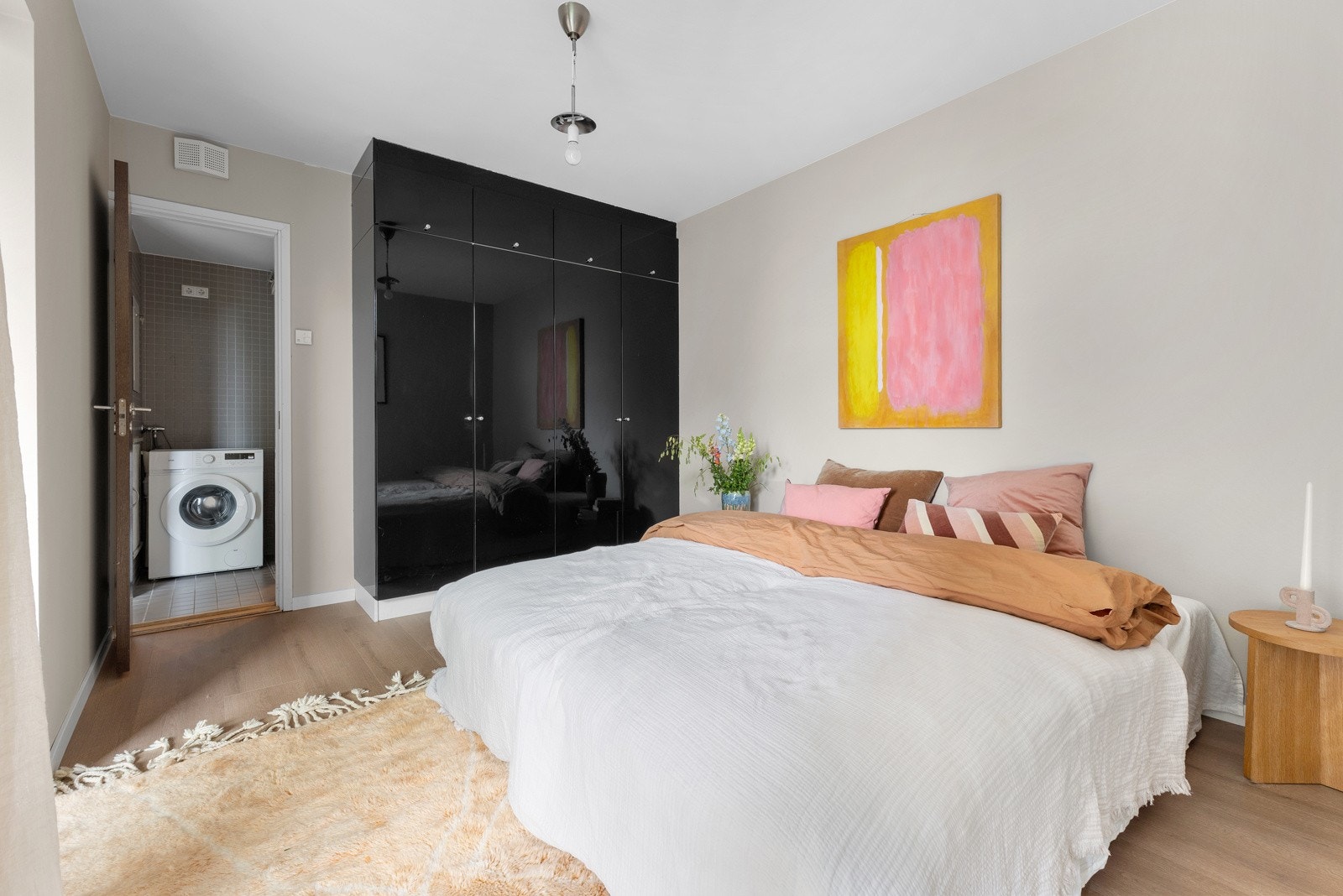 Stort garderobeskap gir rommet godt med skapplass. Galleribilde