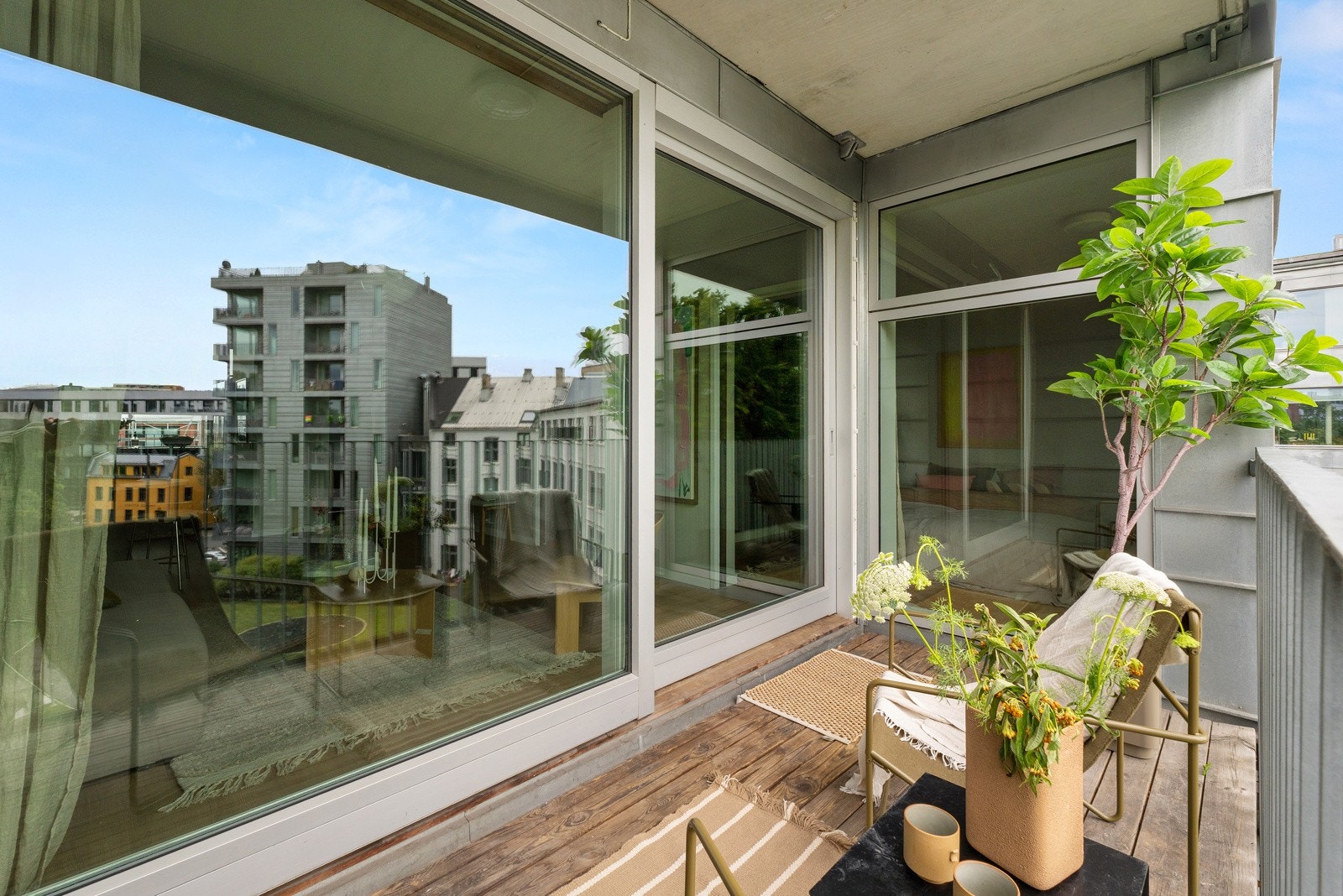 Fra stuen er det utgang til en meget hyggelig, sydøst-vendt balkong. Galleribilde