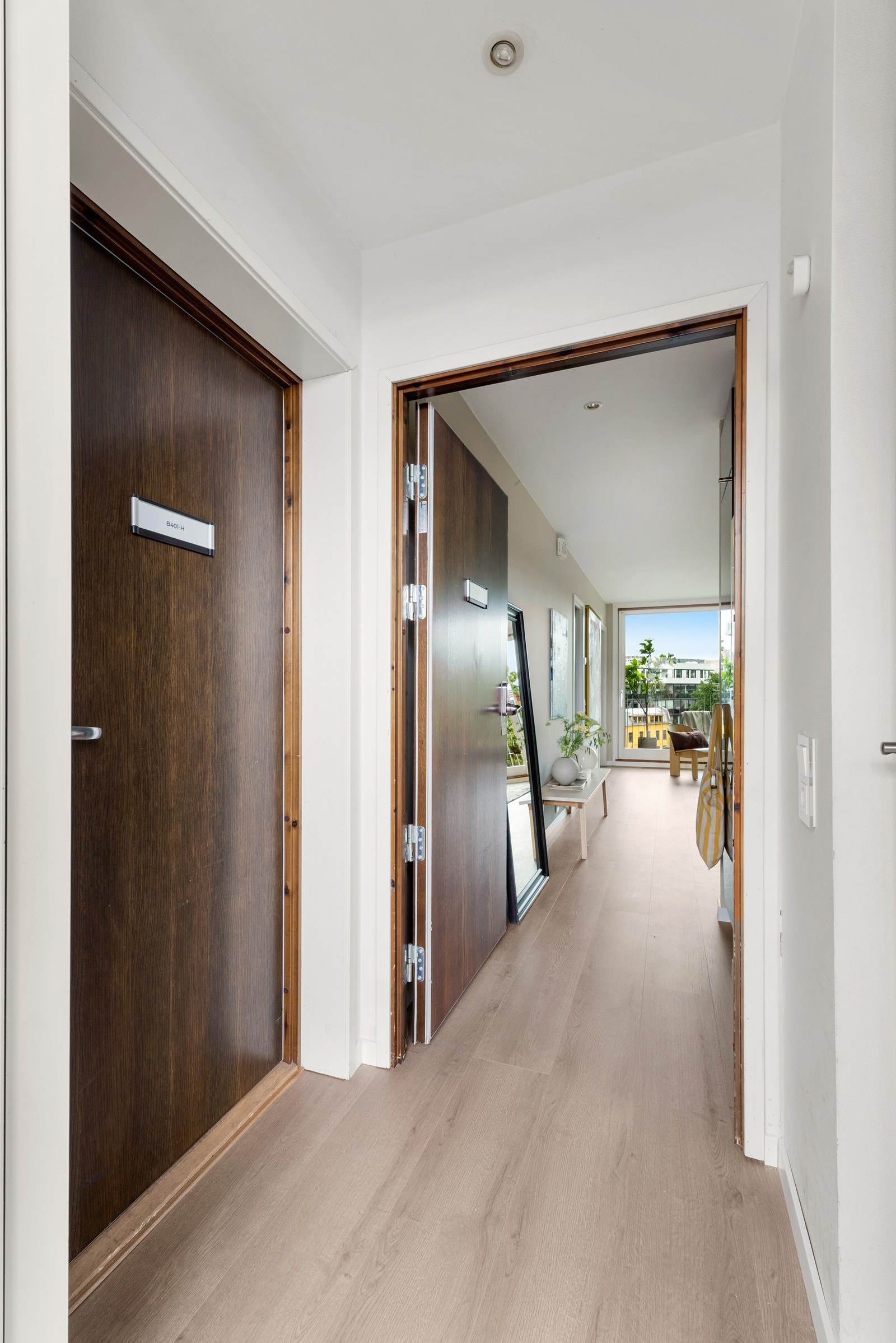 Adkomst via svalgang til seksjonen deles via en sluse med entré til hybel og hovedleiligheten. Galleribilde