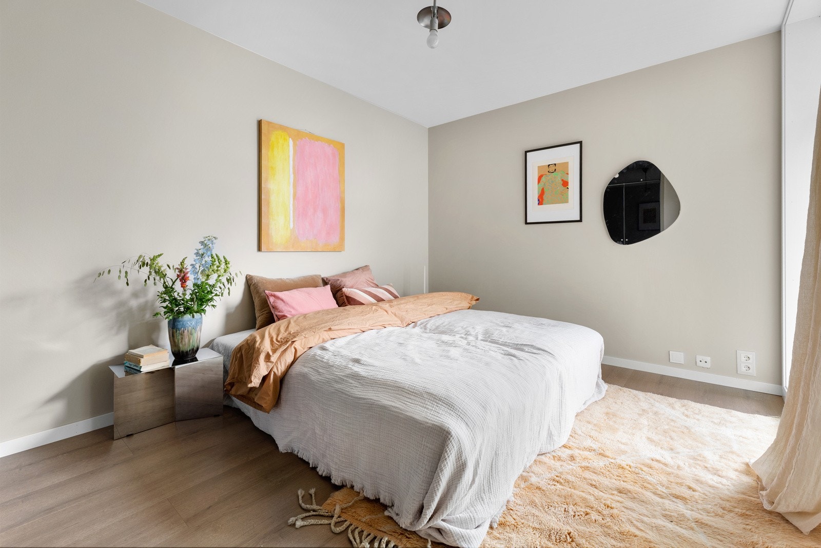 Leiligheten har et romslig soverom med god plass til dobbeltseng og nattbord. Galleribilde