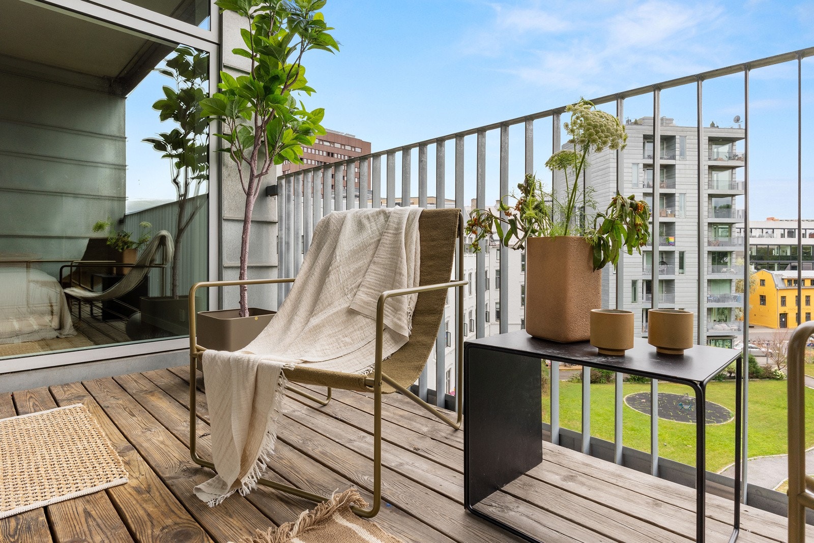 Balkongen fungerer som en naturlig forlengelse av stuen på varmere dager. Galleribilde