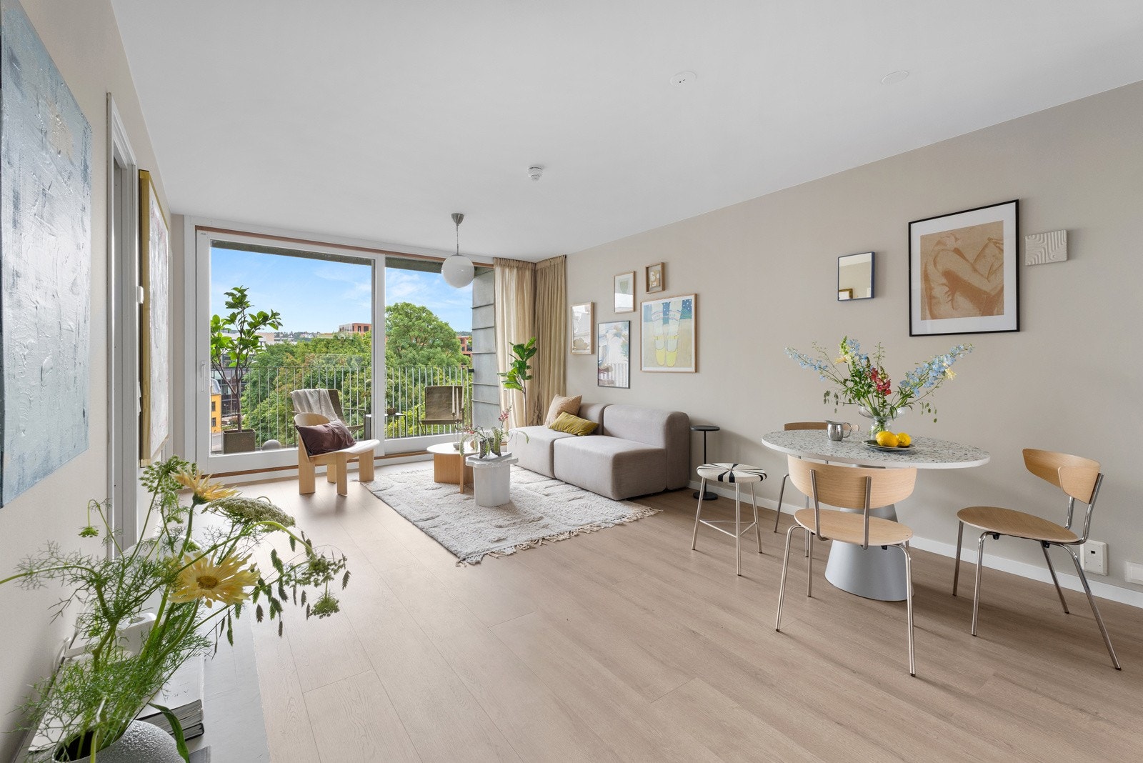 Leiligheten ligger fint til i byggets 4.etasje og har en luftig, åpen planløsning med gjennomlys fra begge sider. Galleribilde