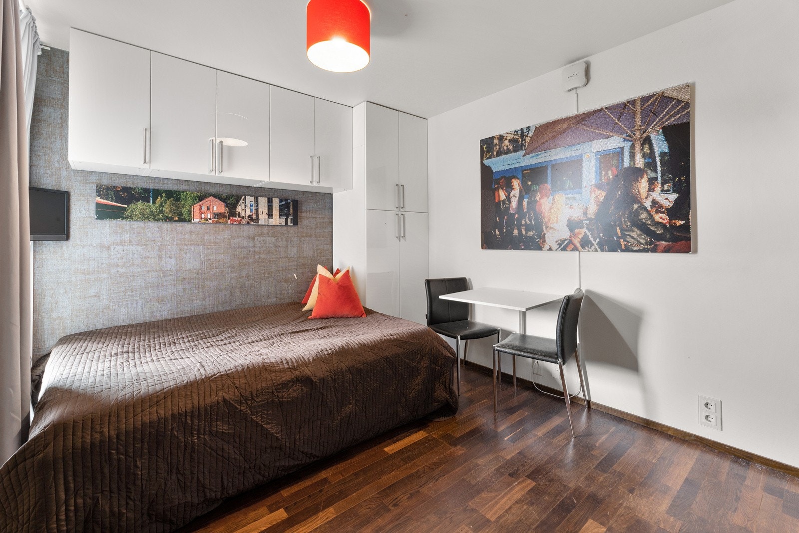 Innbydende stue med plass til f.eks sovesofa, spisebord eller annet ønskelig møblement. Galleribilde