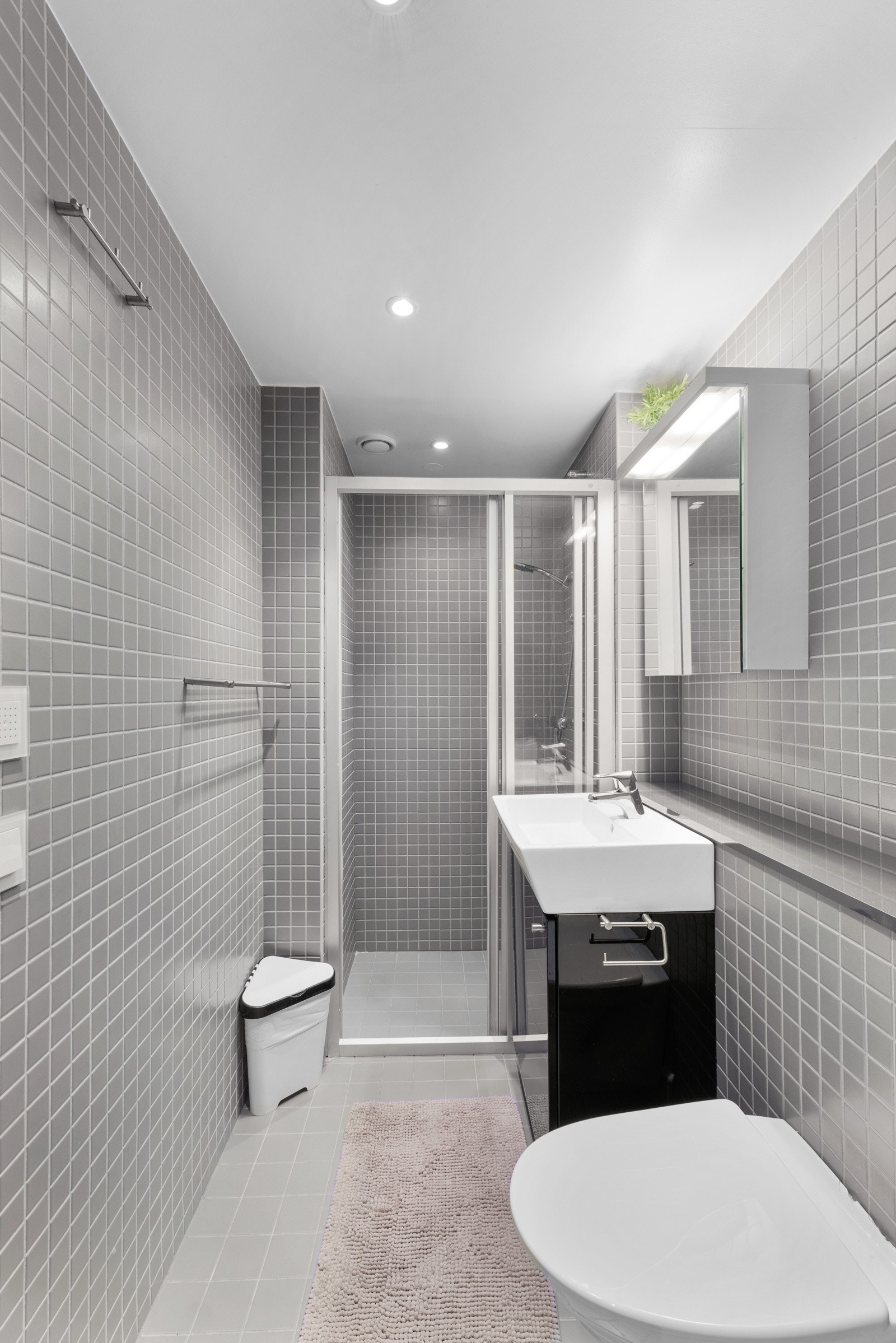 Flislagt bad med gulvvarme og downlights. Galleribilde