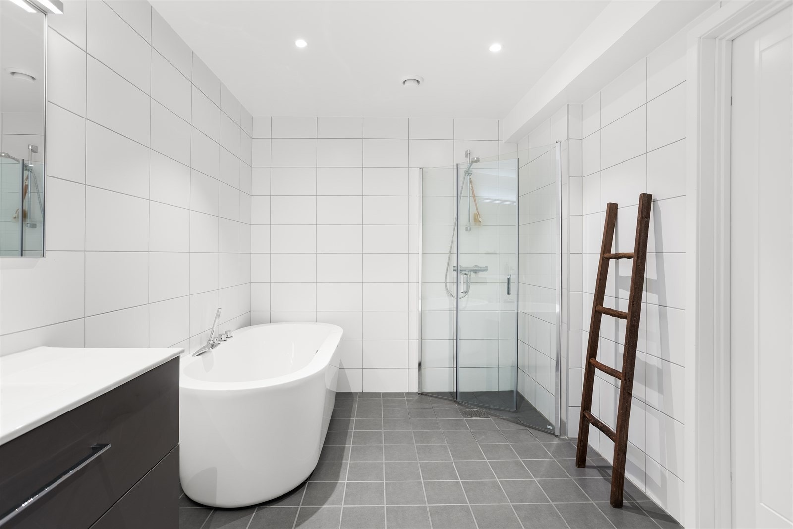 Avtrekksventilen for ventilasjon er plassert i himling. Galleribilde