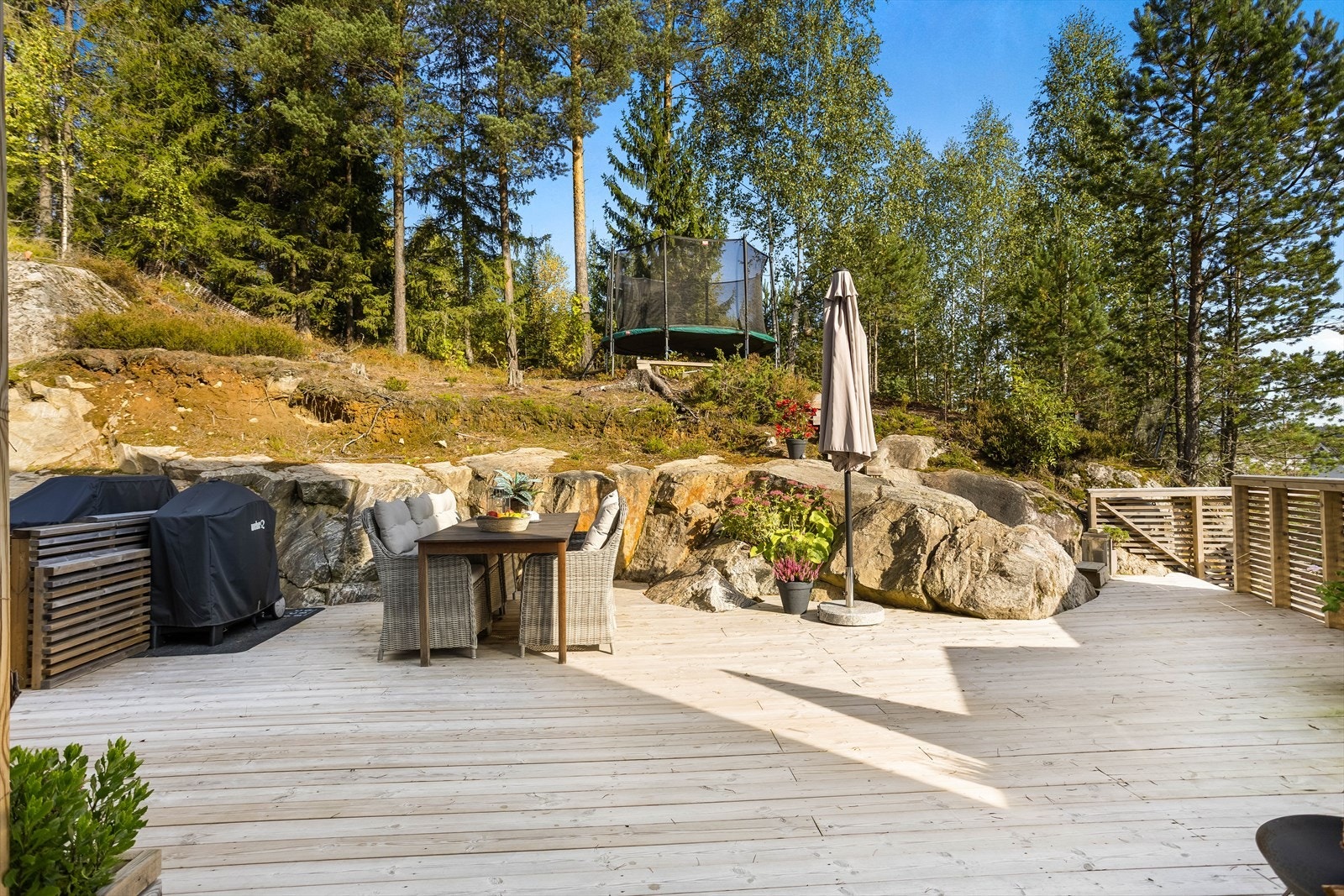 Her er det god plass til flere sittegrupper, planter og grill. Galleribilde