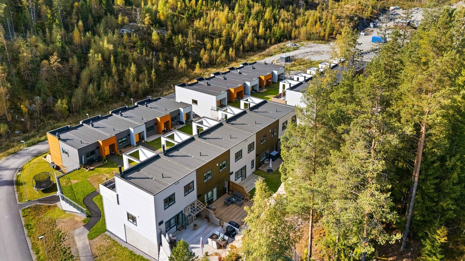 Det er gangavstand til skoler, barnehager og kun 5 min med bil til togstasjon. Galleribilde