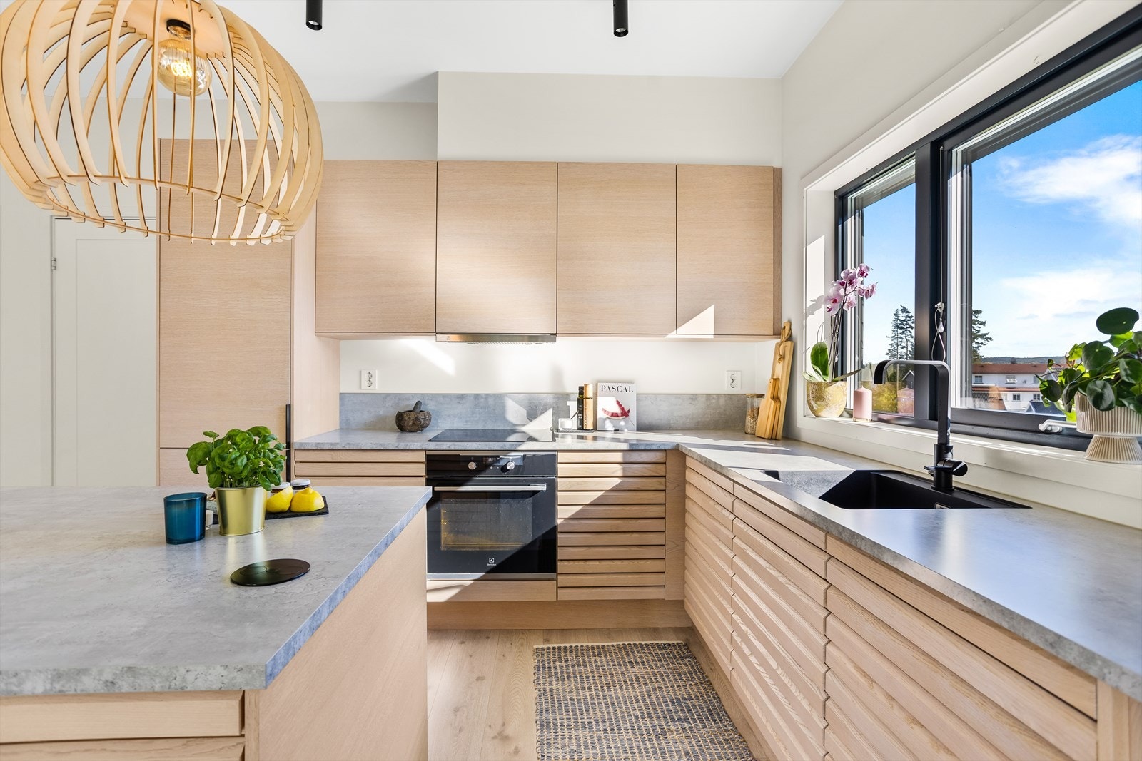 Kjøkkenet er fra Sigdal og har rikelig med lagringsplass i skap og skuffer samt godt med benkeplass. Galleribilde