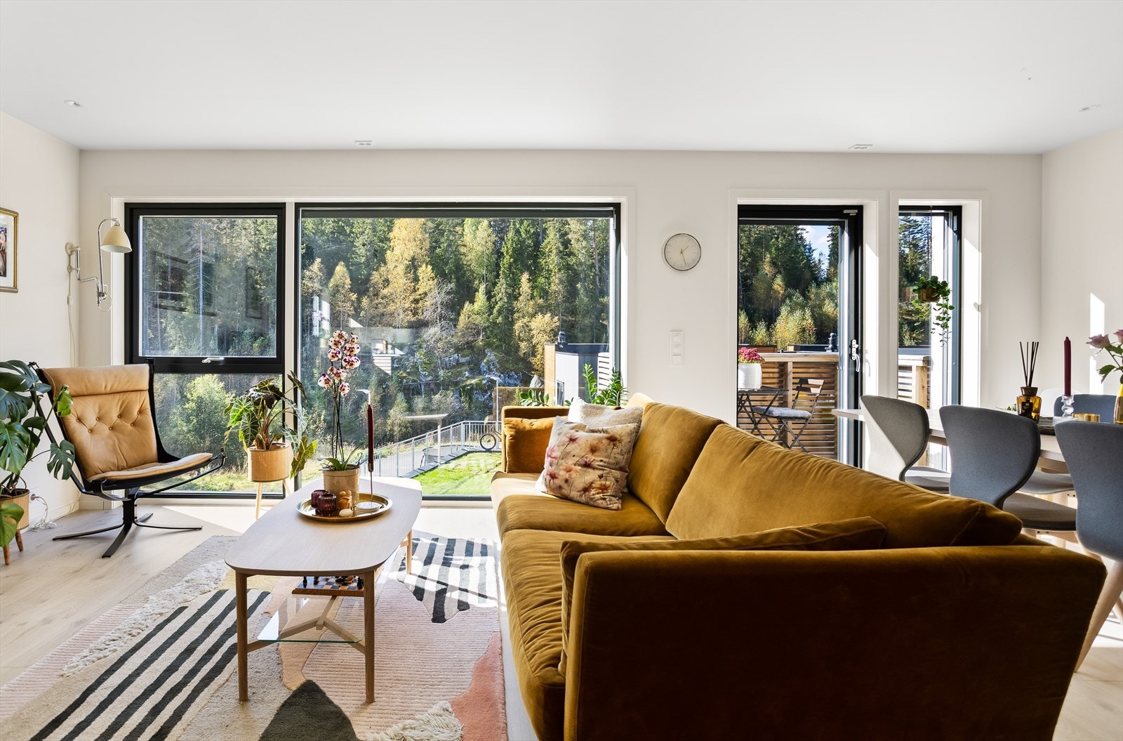 De gode vindusflatene gjør at stuen får inn rikelig med naturlig lys. Galleribilde