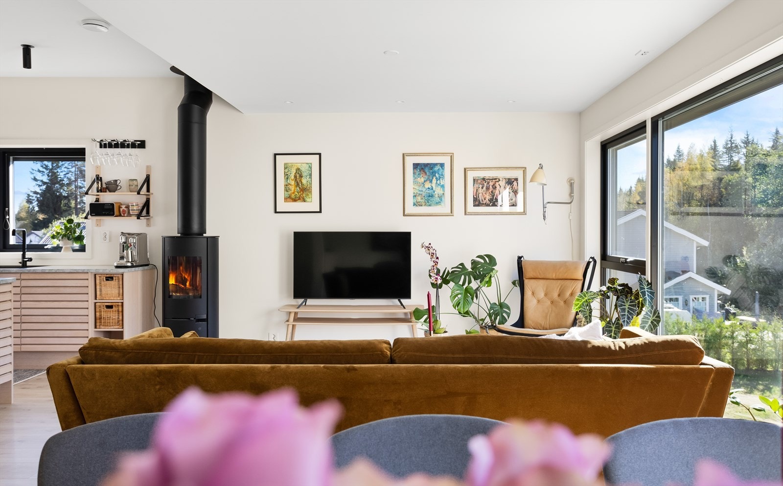 Stuen lar seg enkelt møblere med spisestue, sofagruppe og mediemøbler. Galleribilde