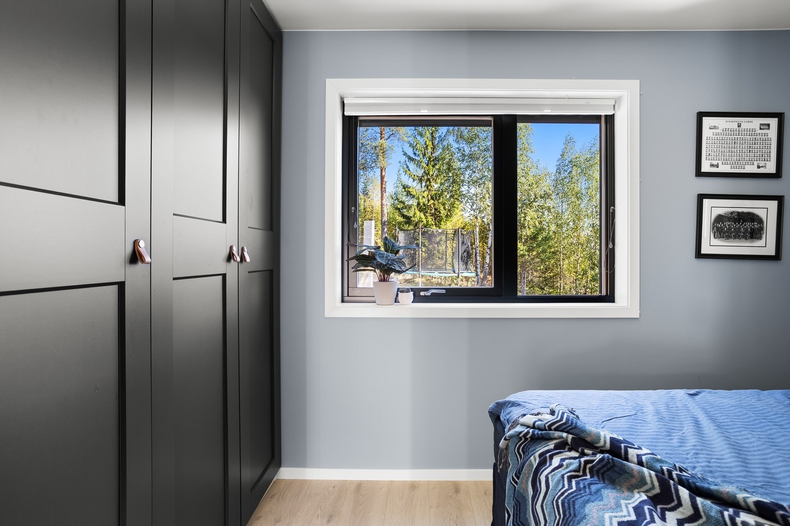 Det er satt inn et garderobeskap for oppbevaring. Galleribilde