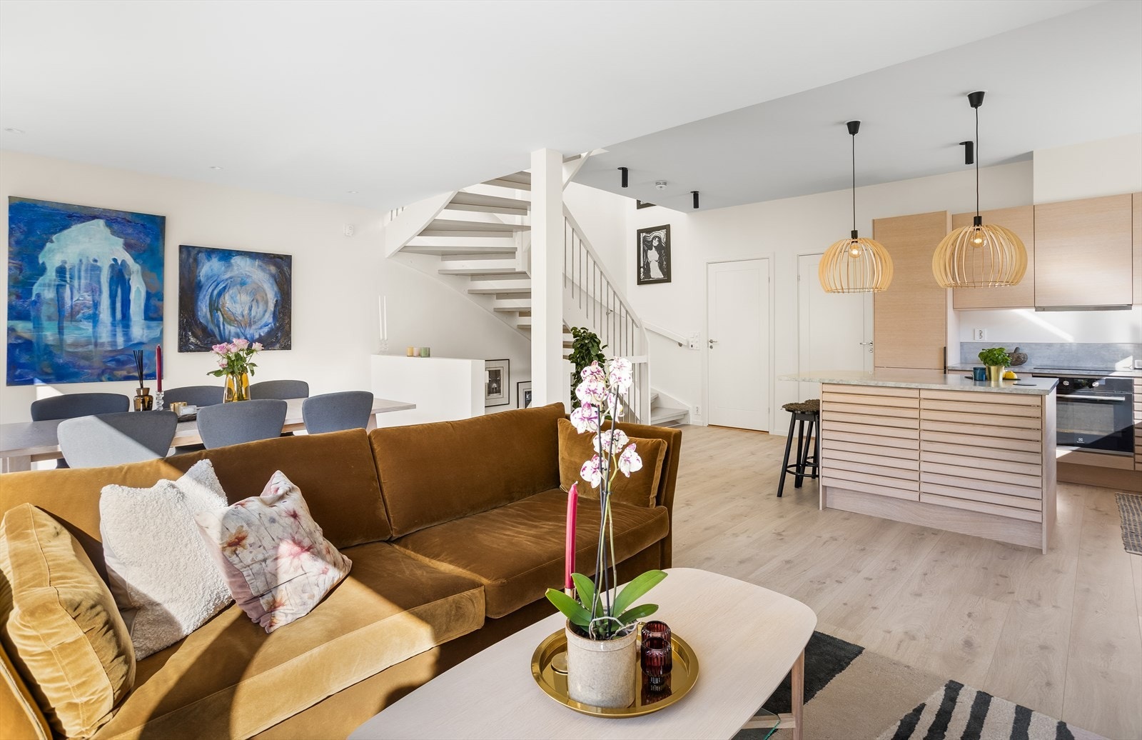 Boligen har en åpen stue-/kjøkkenløsning som gjør rommet til et hyggelig og sosialt oppholdsrom. Galleribilde