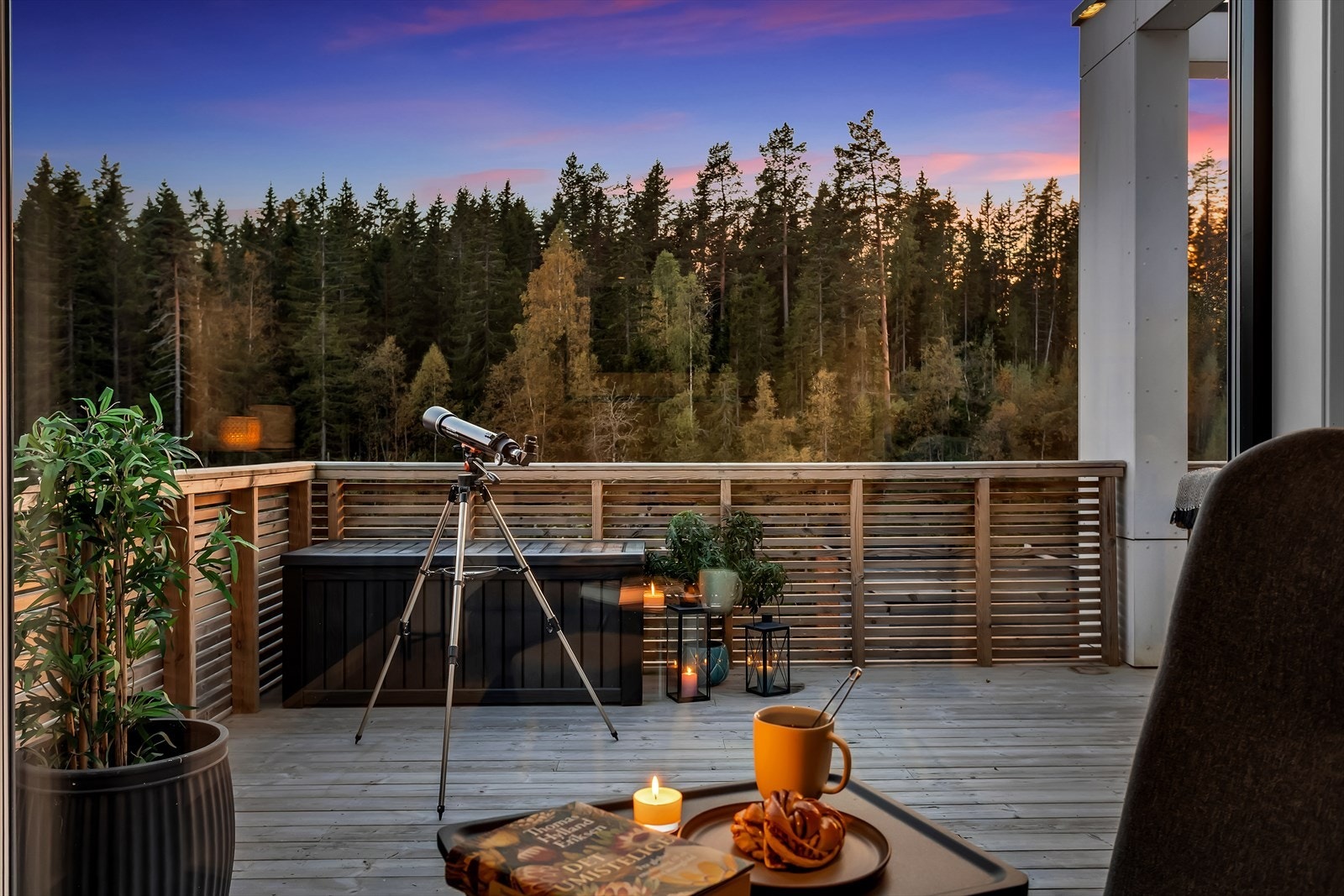 Altanen i andre etasje er et flott sted å nyte kveldene. Galleribilde