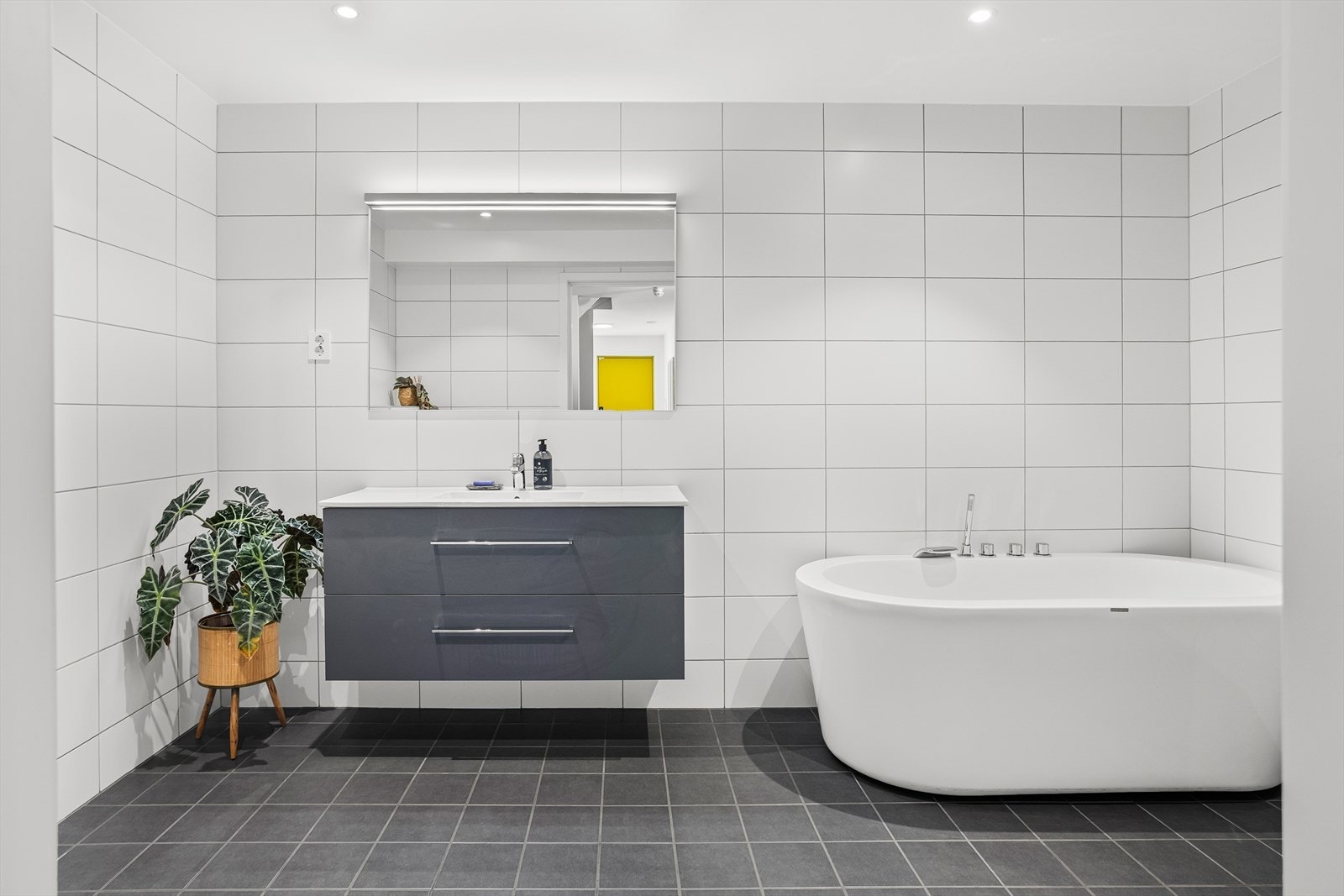 Moderne bad med flislagte overflater, gulvvarme og downlights i himling. Galleribilde