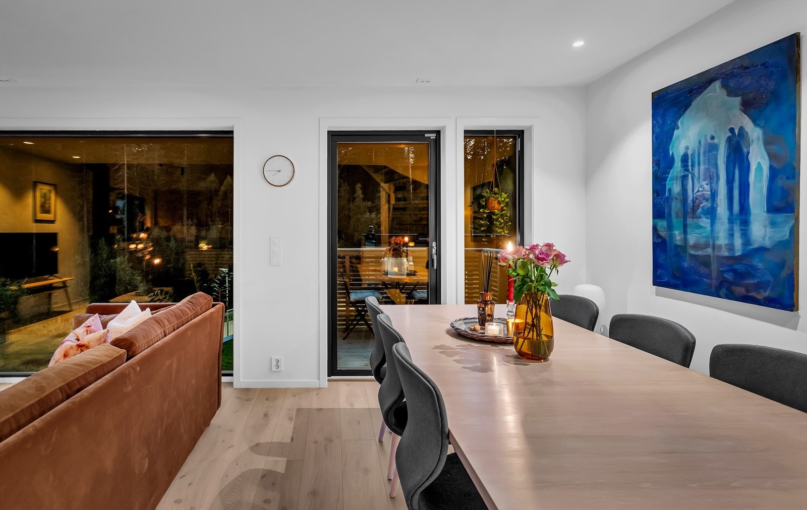 Gjennomgående laminatgulv og malte flater gir et helhetlig og moderne inntrykk. Galleribilde