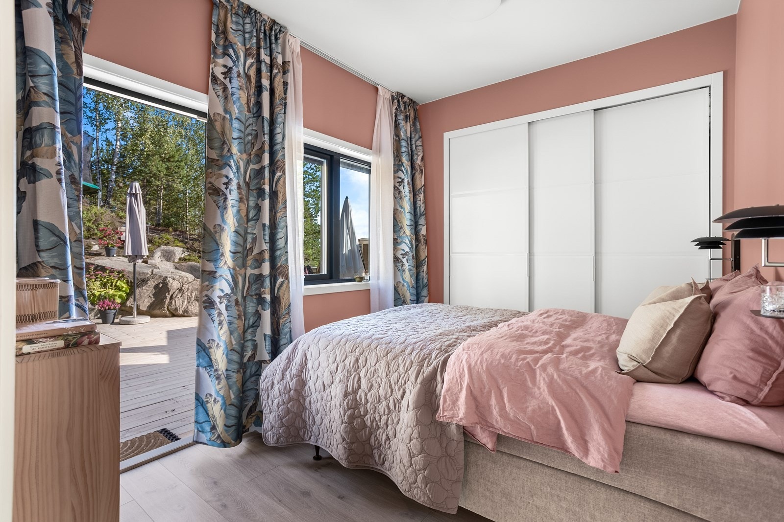 Soverom av god størrelse med plass til seng, tilhørende nattbord og annet soveromsinteriør. Galleribilde